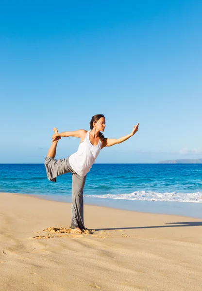 Stranden yoga — Stockfoto