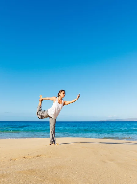 Пляжная йога — стоковое фото