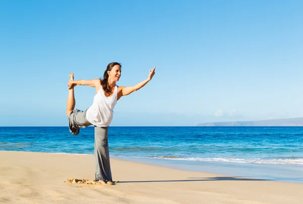 Yoga sulla spiaggia — Foto Stock