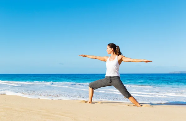 Stranden yoga — Stockfoto