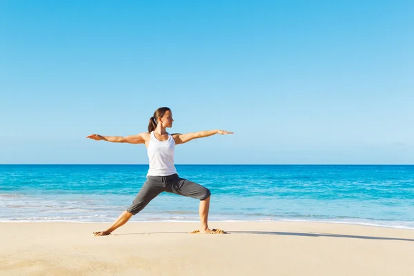 Stranden yoga — Stockfoto