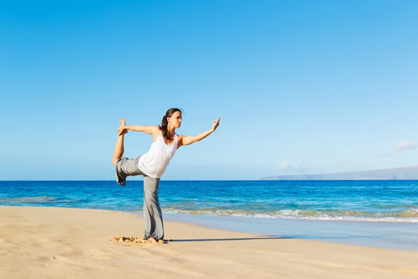 沙滩瑜伽 — 图库照片