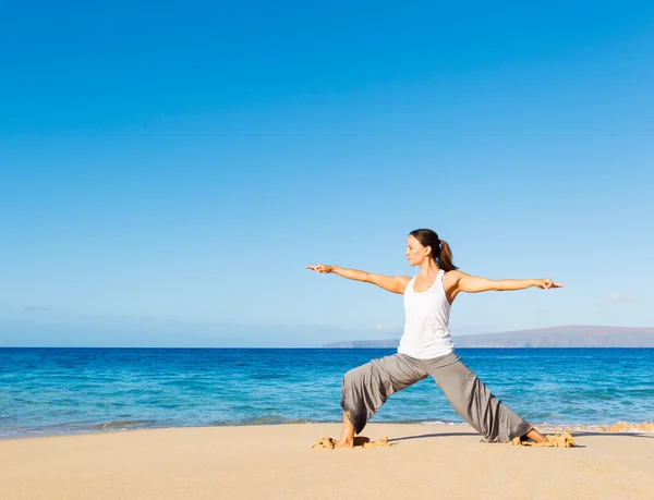 Stranden yoga — Stockfoto