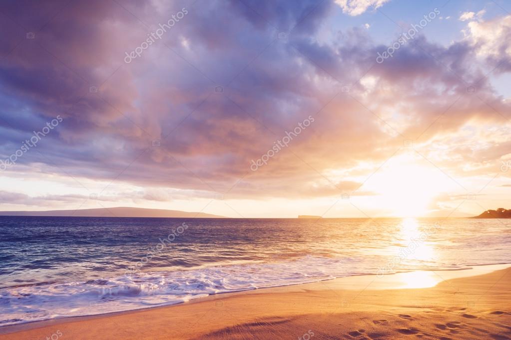 Hawaiianischer Sonnenuntergang Am Strand Stockfotografie Lizenzfreie Fotos C Epicstockmedia 24340211 Depositphotos