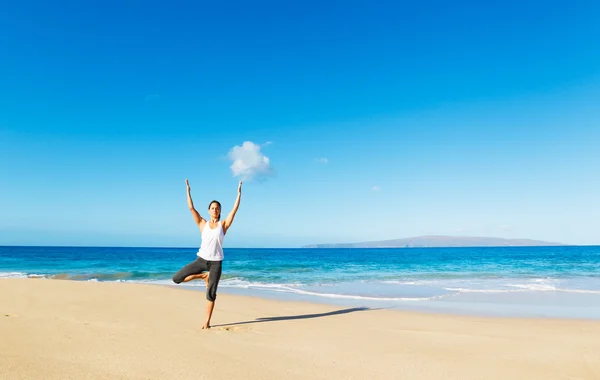 Strandyoga — Stockfoto