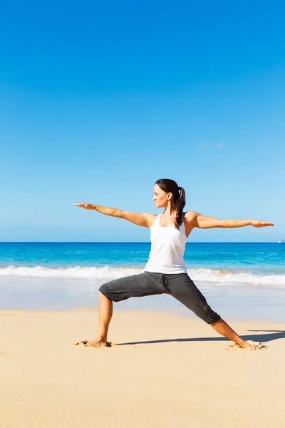 Strand yoga — Stockfoto