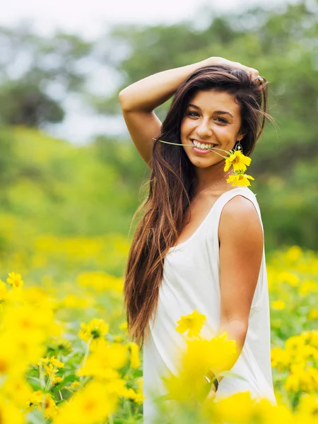 Mulher no campo de flores — Fotografia de Stock