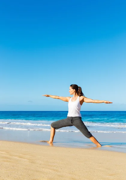 Strandyoga Stockbild