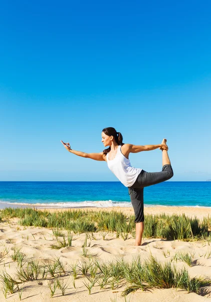 Strandyoga Stockfoto