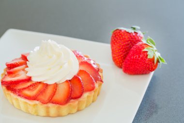 Çilekli kremalı tart