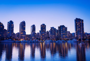 Şehir gün batımında ufuk çizgisi