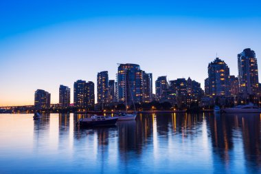 Şehir gün batımında ufuk çizgisi