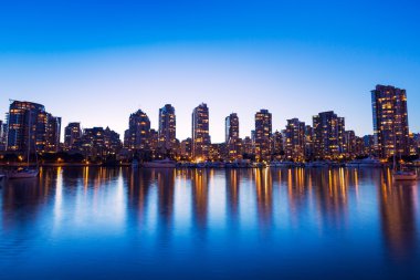 Şehir gün batımında ufuk çizgisi