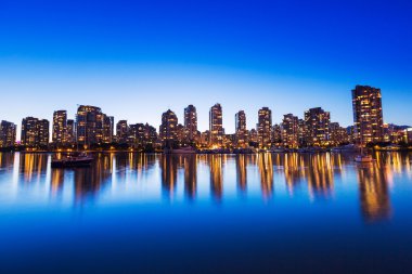 Şehir gün batımında ufuk çizgisi