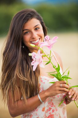 Çiçekli genç kadın.