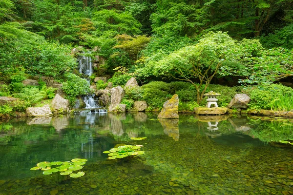 Vacker japansk trädgård — Stockfoto