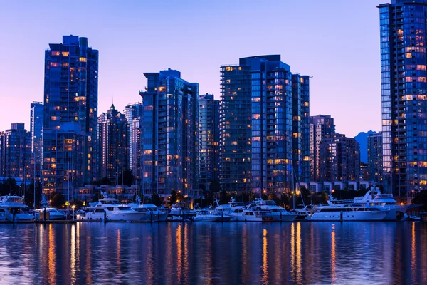 Skyline van de stad bij zonsondergang — Stockfoto