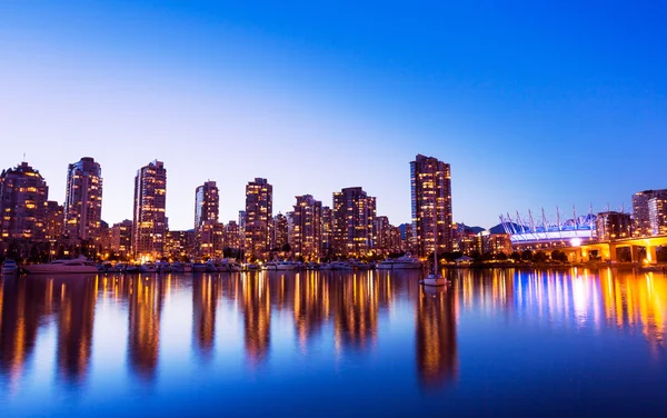 Skyline de la ville au coucher du soleil — Photo