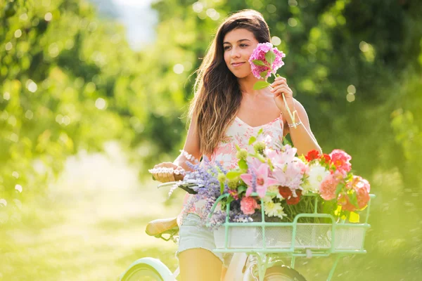Gyönyörű lány kerékpár — Stock Fotó