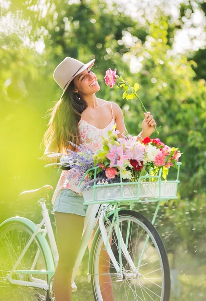 Vacker flicka på cykel — Stockfoto