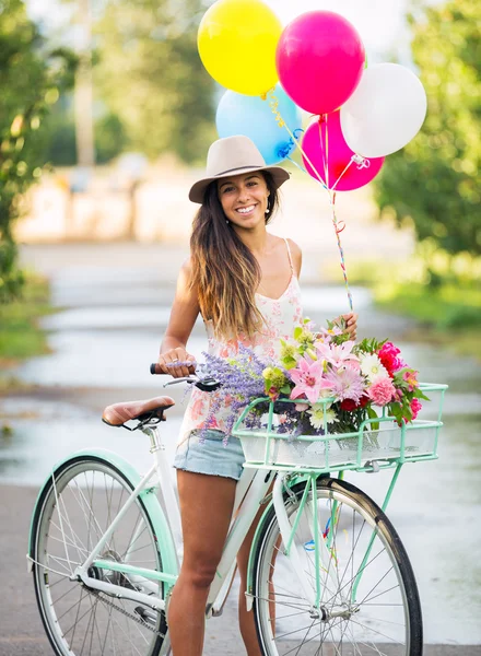 Menina bonita na bicicleta — Fotografia de Stock