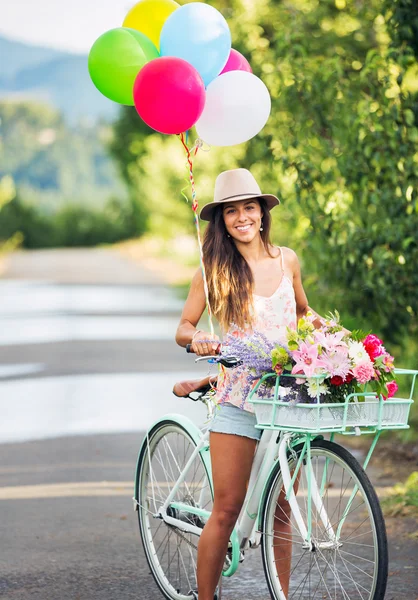美丽的女孩骑着自行车 — 图库照片