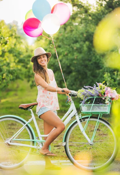 Menina bonita na bicicleta — Fotografia de Stock