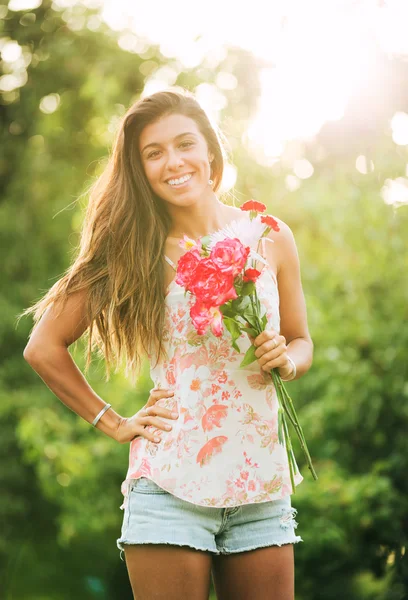 Jonge vrouw met bloemen — Stockfoto