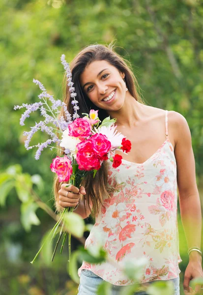 Giovane donna con fiori — Foto Stock