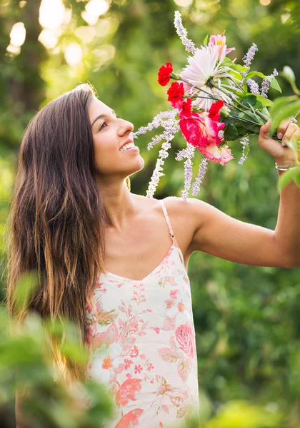 Jeune femme avec des fleurs — Photo