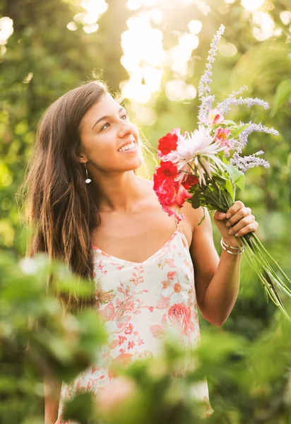 花を持つ若い女性 — ストック写真