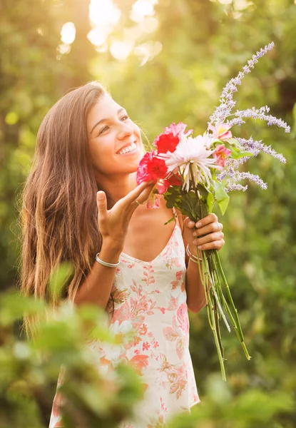 花を持つ若い女性 — ストック写真