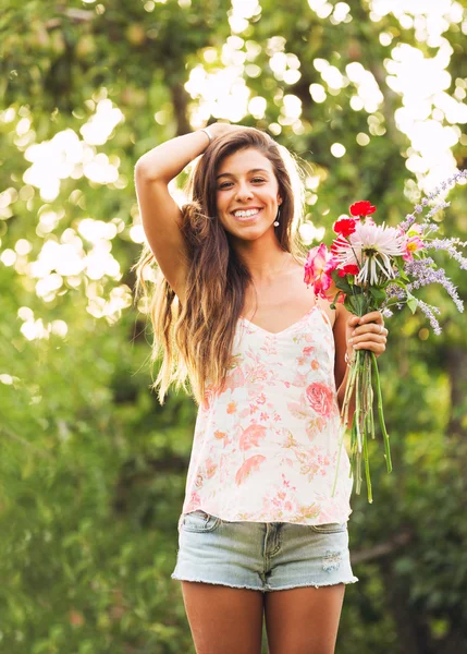 花を持つ若い女性 — ストック写真