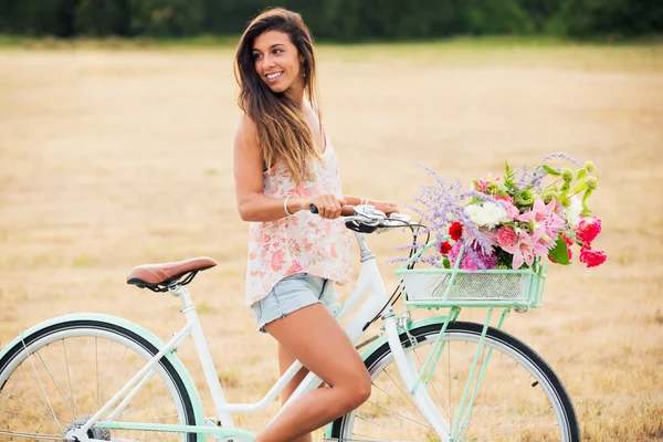 Vacker flicka på cykel — Stockfoto