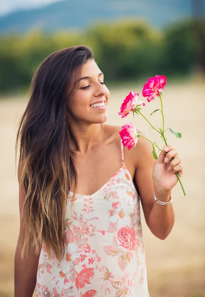 花を持つ若い女性 — ストック写真