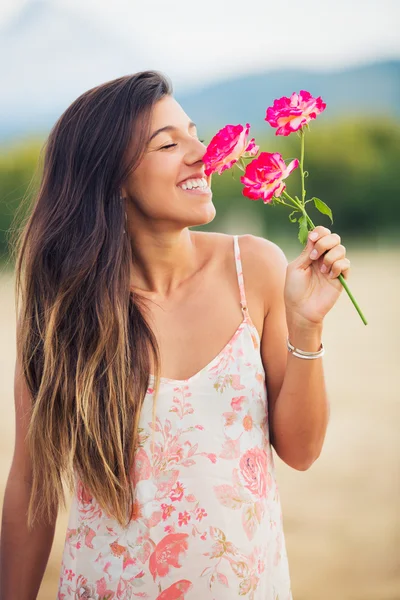꽃을 든 젊은 여자 — 스톡 사진