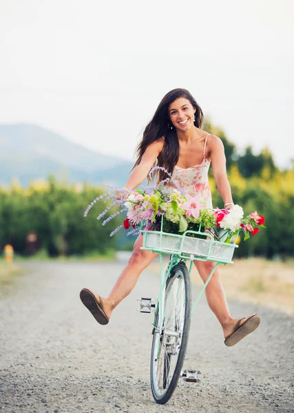 Όμορφο κορίτσι με το ποδήλατο — Φωτογραφία Αρχείου