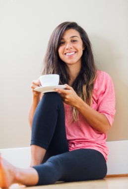 Genç bayan çay içiyor.