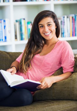 Close-up sonrisa pintada por sol crema de niña