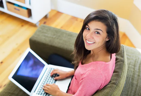 Felice giovane donna utilizzando un computer portatile — Foto Stock