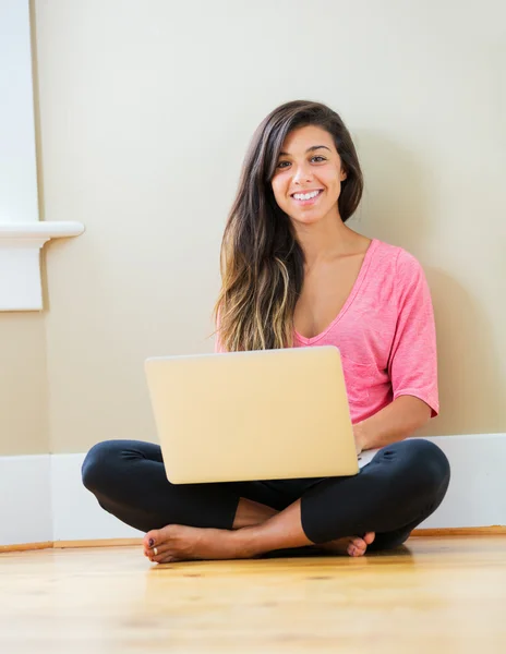 Szczęśliwa młoda kobieta przy użyciu komputera przenośnego — Zdjęcie stockowe
