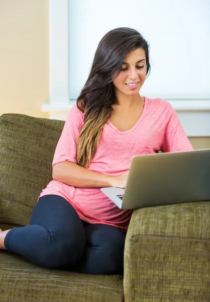 Glad ung kvinna som använder en bärbar dator — Stockfoto