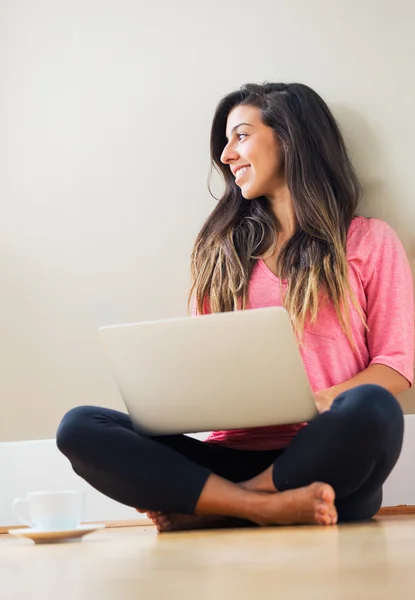 Felice giovane donna utilizzando un computer portatile — Foto Stock