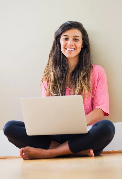 Glad ung kvinna som använder en bärbar dator — Stock fotografie