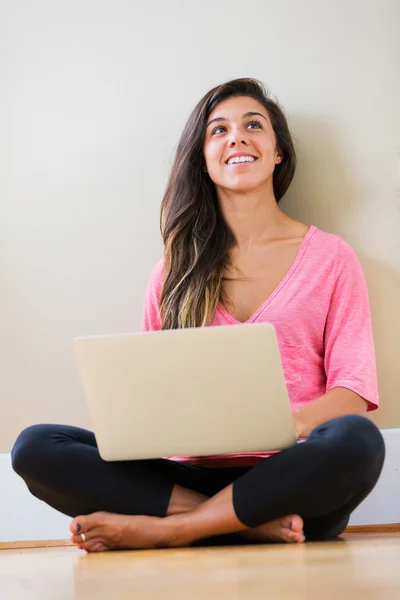 Feliz joven mujer usando un ordenador portátil —  Fotos de Stock