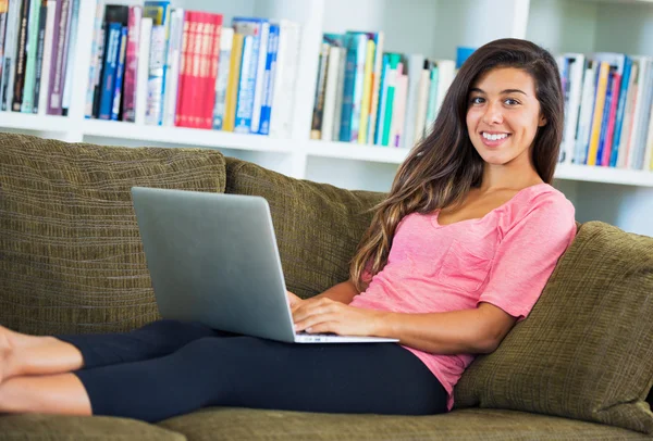 Glad ung kvinna som använder en bärbar dator — Stockfoto