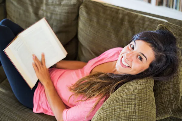 Glückliche junge Frau liest ein Buch — Stockfoto