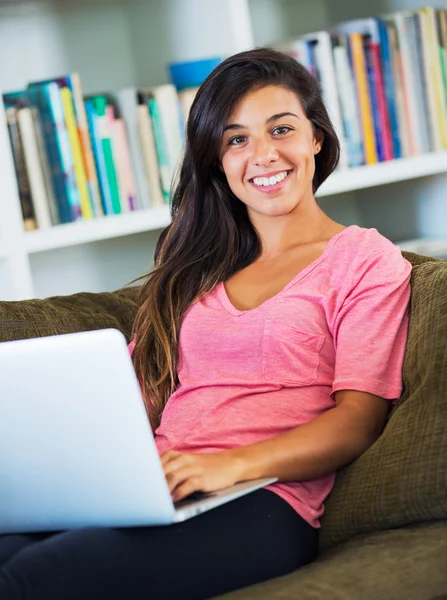 快乐的年轻女人，使用的是便携式计算机 — 图库照片