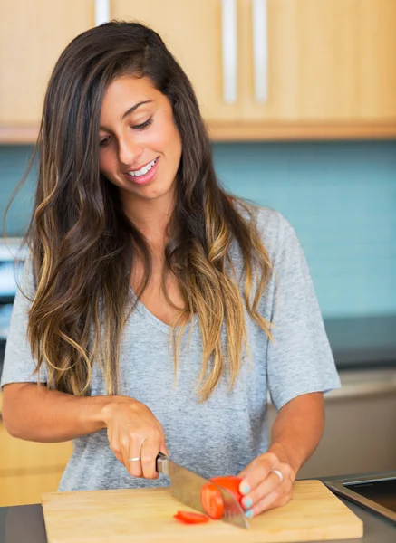 Giovane donna che cucina. Cibo sano — Foto Stock