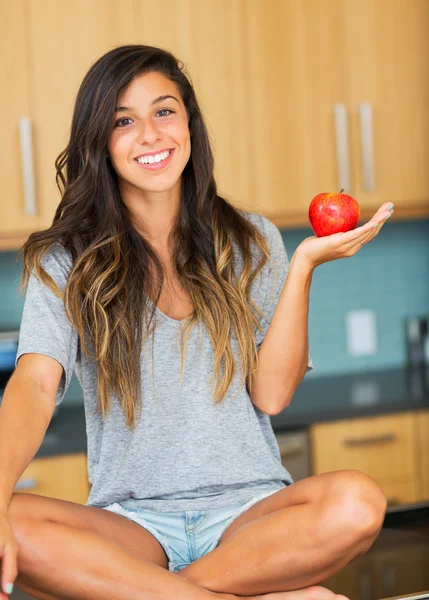 Bella donna con una mela — Foto Stock